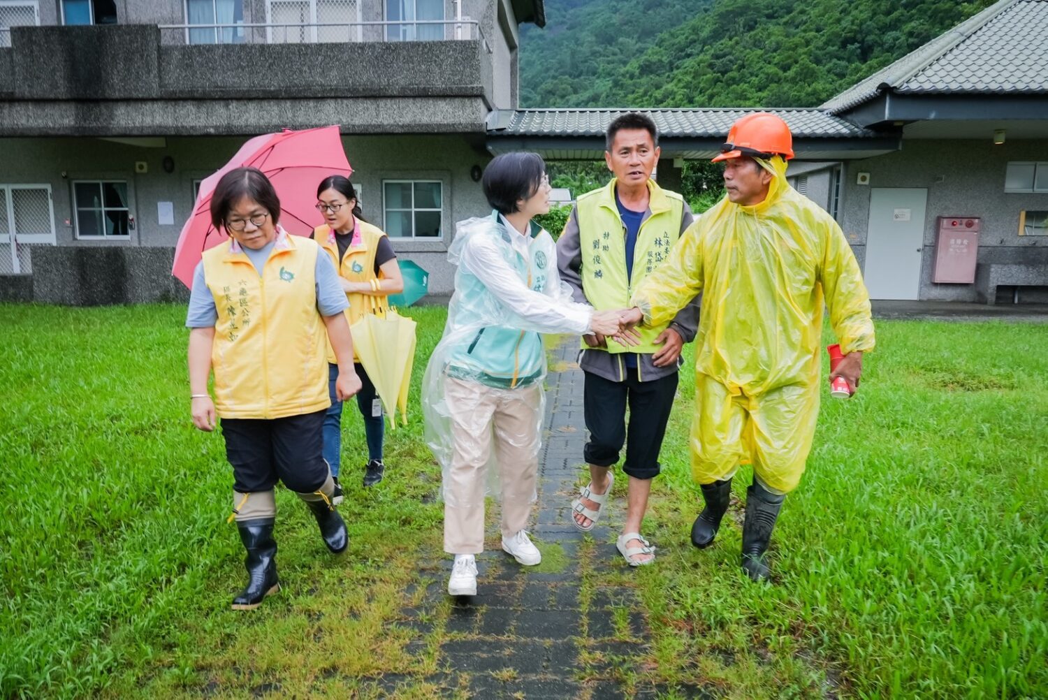 林岱樺前進六龜災區勘災　關注農損、橋梁積淤與醫療照護需求