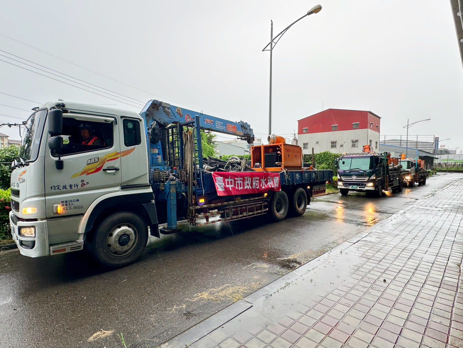 中南部連日豪雨成災 中市府調派大型抽水機馳援雲林 中南部連日豪雨成災 中市府調派大型抽水機馳援雲林