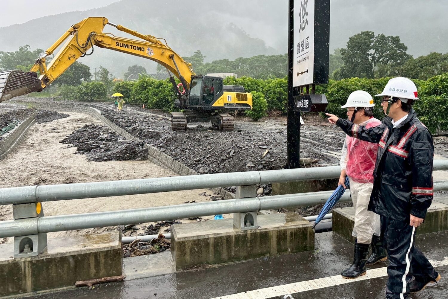 高雄市長陳其邁六龜勘災 呼籲豪雨重建納入特別條例 高雄市長陳其邁六龜勘災 呼籲豪雨重建納入特別條例