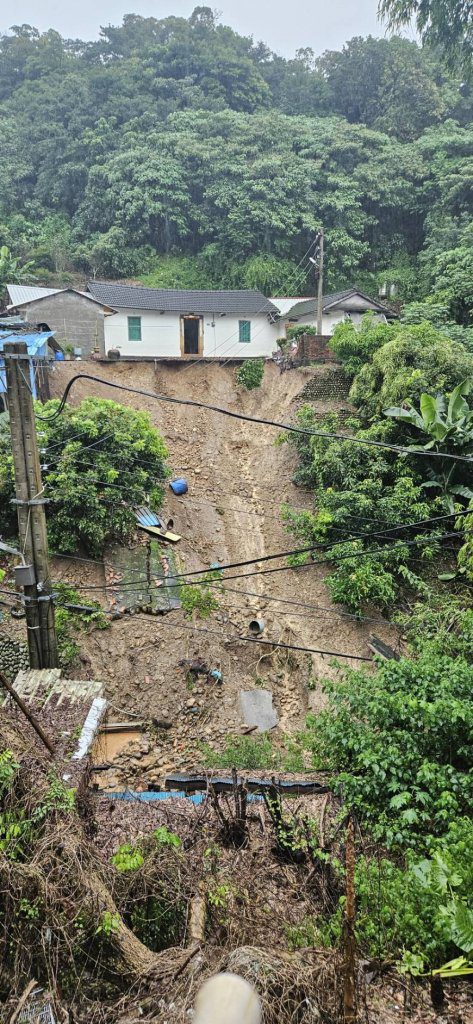 豪雨造成員林邊坡滑落,市公所緊急安置收容民眾 豪雨造成員林邊坡滑落,市公所緊急安置收容民眾