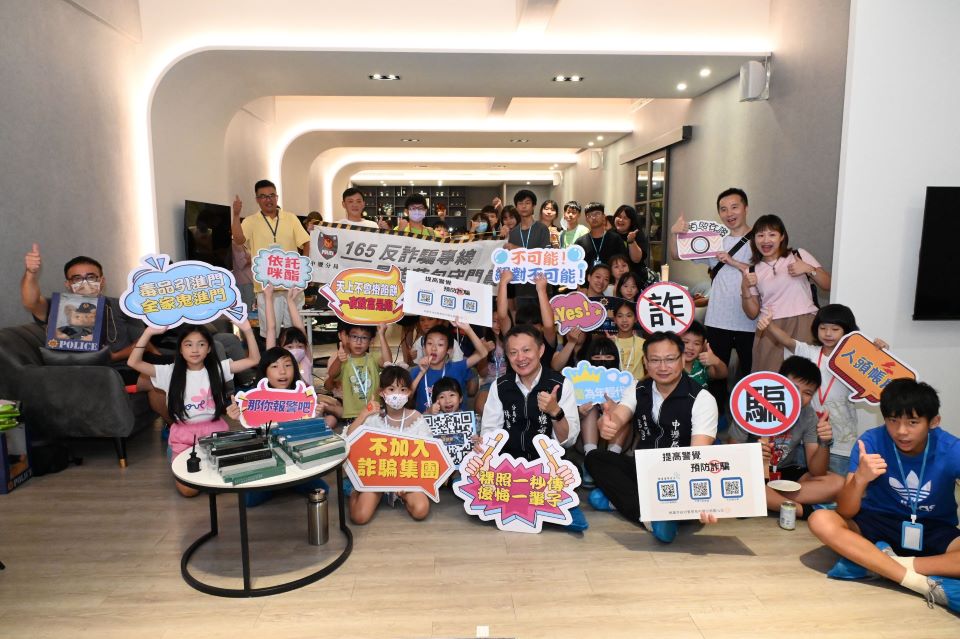 帶領青少年一口咬破詐騙真相 中壢警攜手醫材公司宣導犯罪預防 帶領青少年一口咬破詐騙真相 中壢警攜手醫材公司宣導犯罪預防