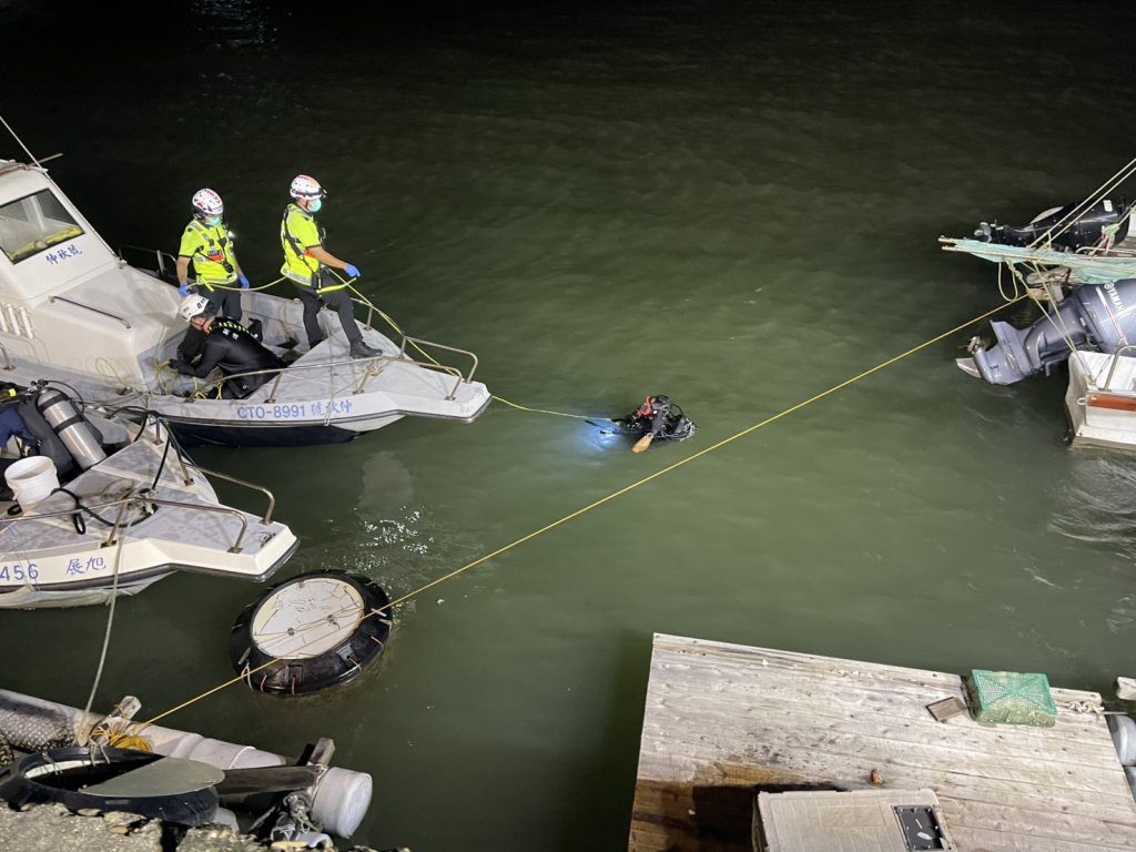 快訊/新竹南寮漁港箱型車倒車墜港 中年男溺斃身分待查