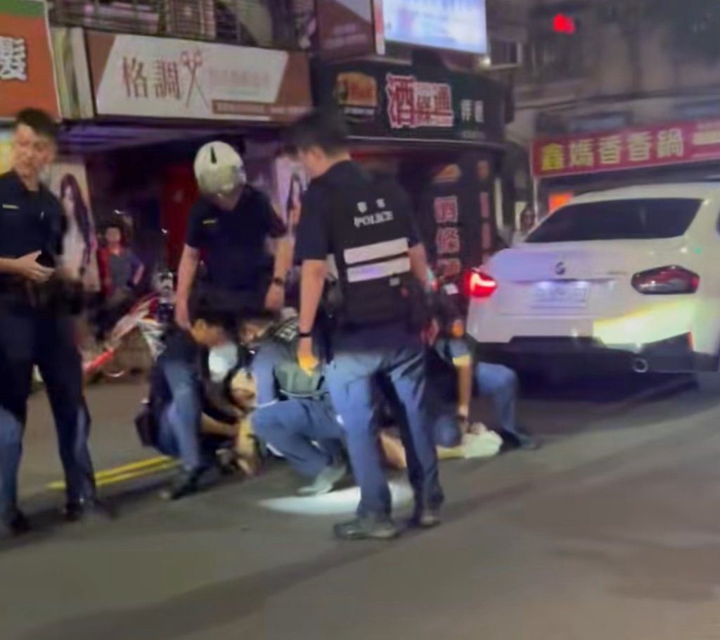 又惹事?侯沁潔新莊拒檢衝撞警 躺地掙扎畫面曝光 又惹事?侯沁潔新莊拒檢衝撞警 躺地掙扎畫面曝光