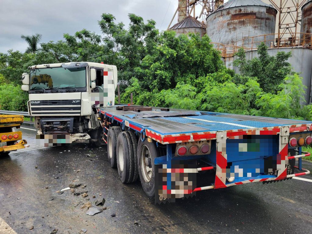 天雨路滑釀禍! 國道1永康交流道匝道拖板車自撞護欄「折甘蔗」 天雨路滑釀禍! 國道1永康交流道匝道拖板車自撞護欄「折甘蔗」