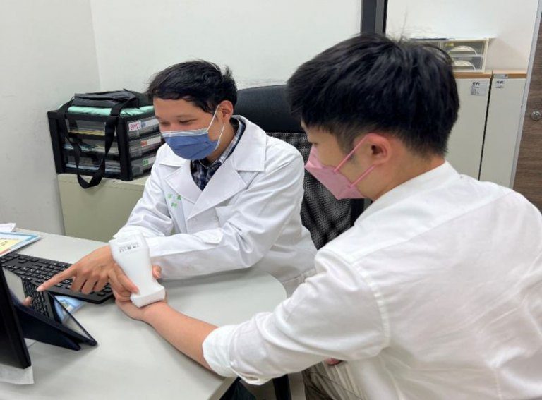 手腕鼓起竟是腱鞘囊腫作祟! 新竹臺大分院楊宗翰醫師:上班族、設計師或家庭主婦等應多加留意 手腕鼓起竟是腱鞘囊腫作祟! 新竹臺大分院楊宗翰醫師:上班族、設計師或家庭主婦等應多加留意