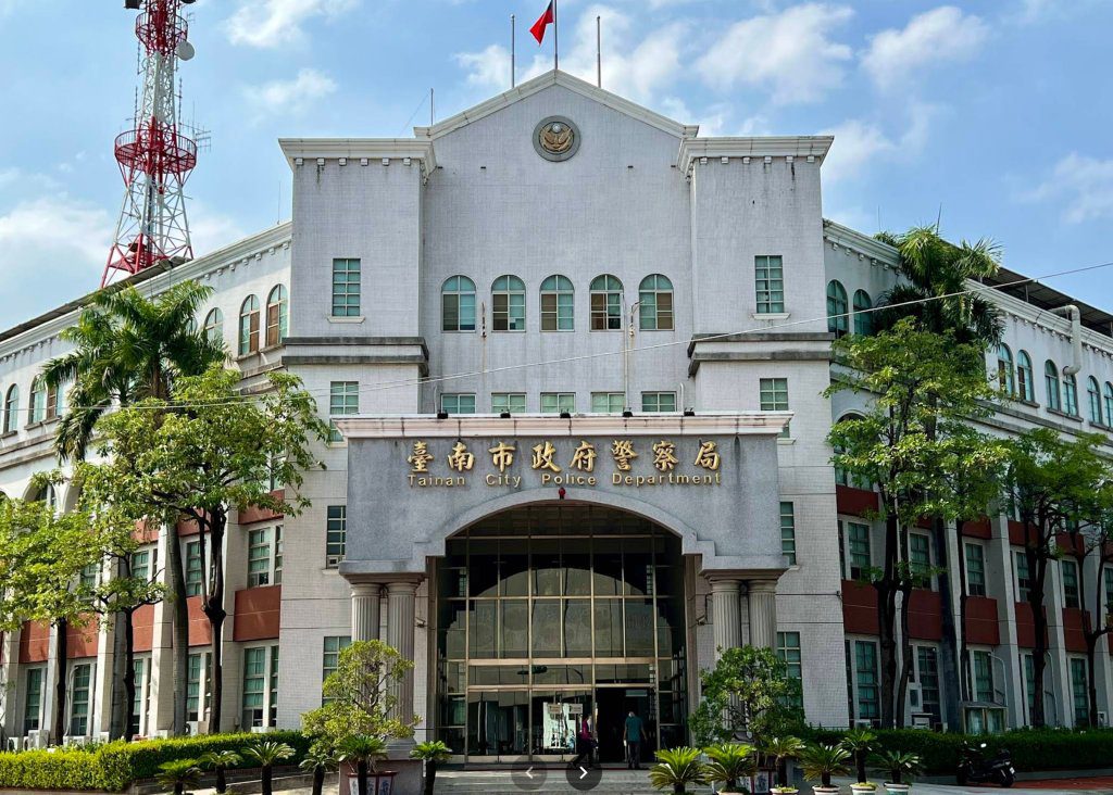 離職警上直播爆基層辛酸! 南市警局澄清:裝備夠、人犯三餐有補助 離職警上直播爆基層辛酸! 南市警局澄清:裝備夠、人犯三餐有補助