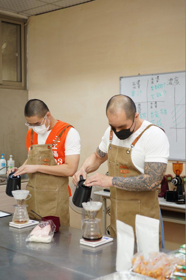 圍牆內的咖啡師 用一杯咖啡沖出新人生 圍牆內的咖啡師 用一杯咖啡沖出新人生