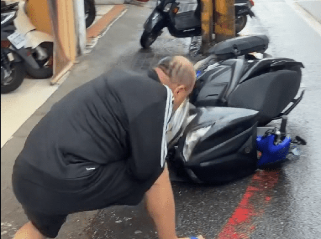 影／光頭男丟檳榔被叭暴怒！拿騎士SHOEI安全帽砸車　網友起底黑歷史：曾大鬧全聯