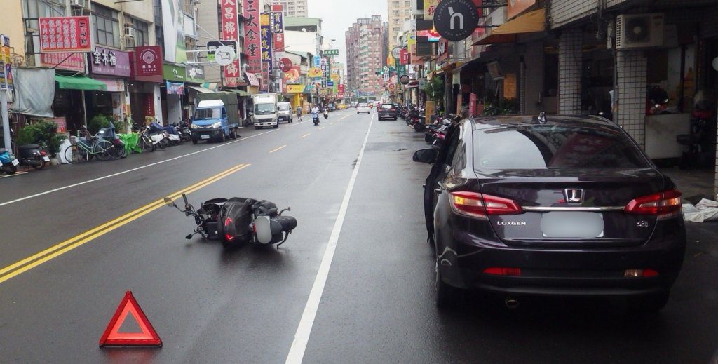 突開車門險害命! 74歲老翁臨停突開門 57歲騎士撞門摔飛掛彩送醫