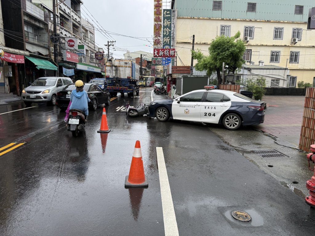 驚! 警車竟撞騎士 監視器還原 竟是73歲翁逆向闖禍