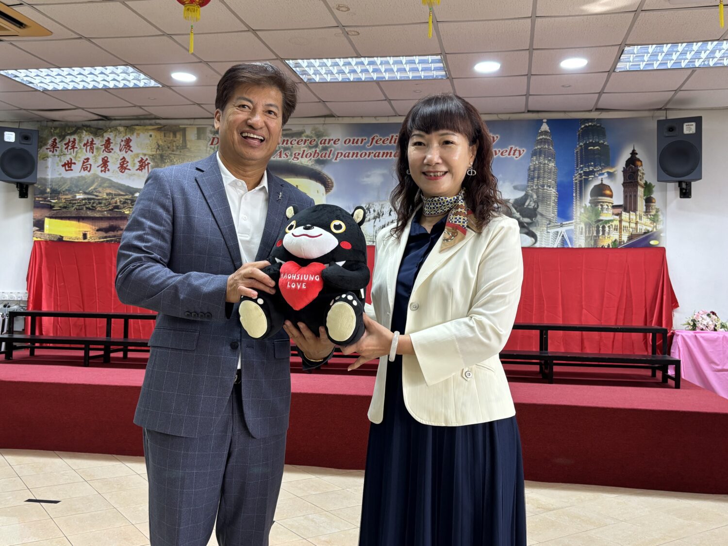 高市客委會主委楊瑞霞率客家童聲前進馬來西亞　簽署合作備忘錄促進文化交流