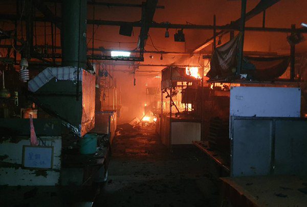 中壢環中東路市場火警 大火夾著爆裂聲很嚇人 中壢環中東路市場火警 大火夾著爆裂聲很嚇人