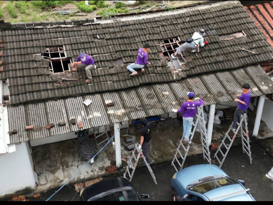 人間最美風景！ 民間企業南下免費替災民修善屋頂