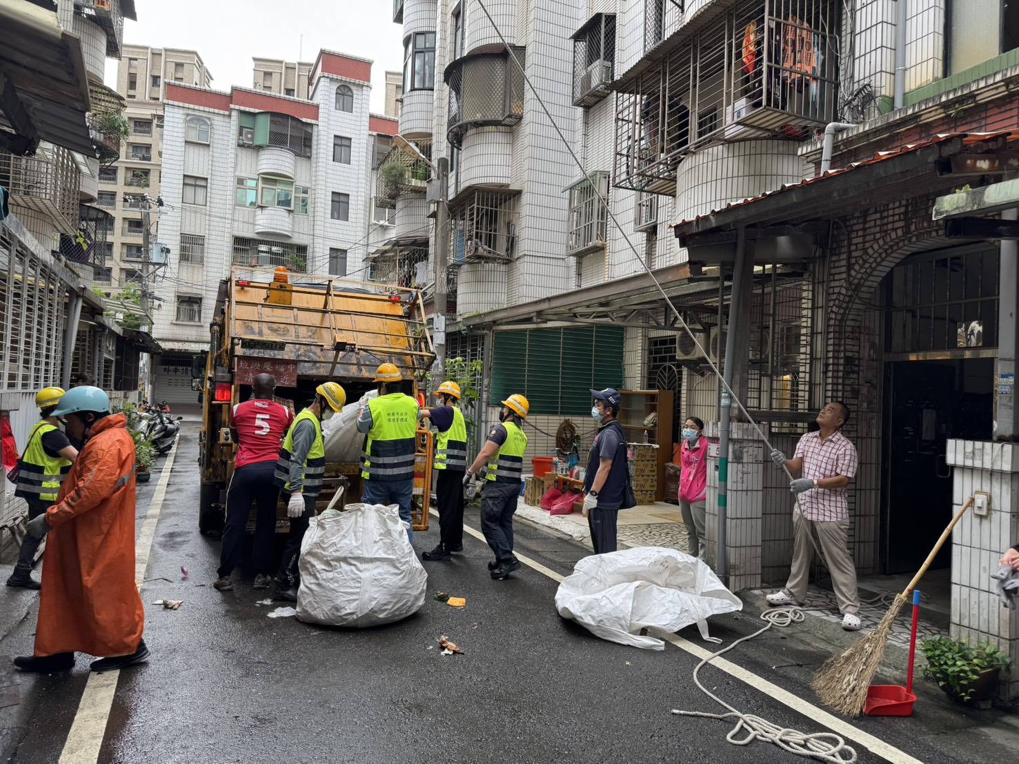 中壢弱勢戶回收物堆積如山 桃園清潔隊、志工合力清出7噸垃圾