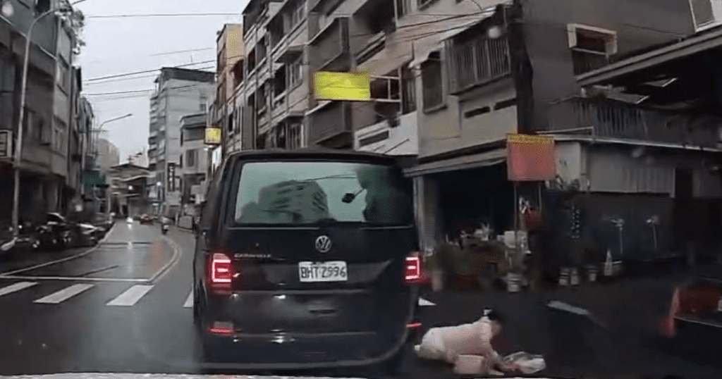 斗六廂型車撞倒行人影片曝光！　 網友歪樓「一段影片超多違規」
