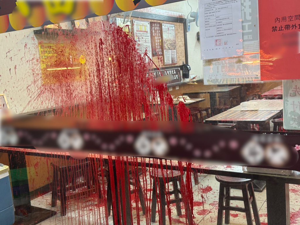 紅漆警告！新北知名連鎖當歸鴨店遭潑漆洩憤　警1小時火速逮人