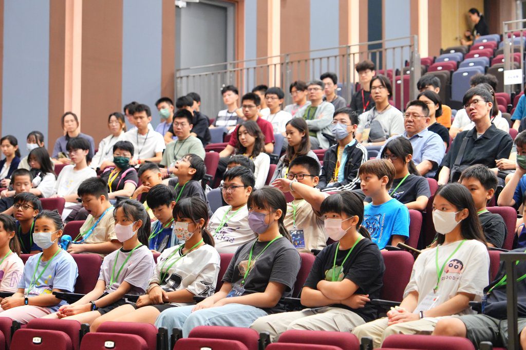 搶AI未來門票！成大開辦跨齡「機器人夏令營」湧300名學員　現場動腦動手超吸睛