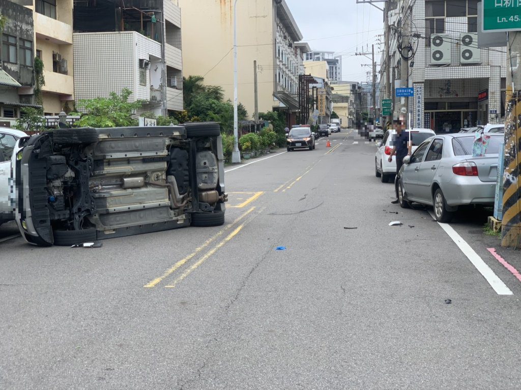 駕車恍神肇事! 台中沙鹿自小客車撞對向路旁兩車側翻 駕車恍神肇事! 台中沙鹿自小客車撞對向路旁兩車側翻