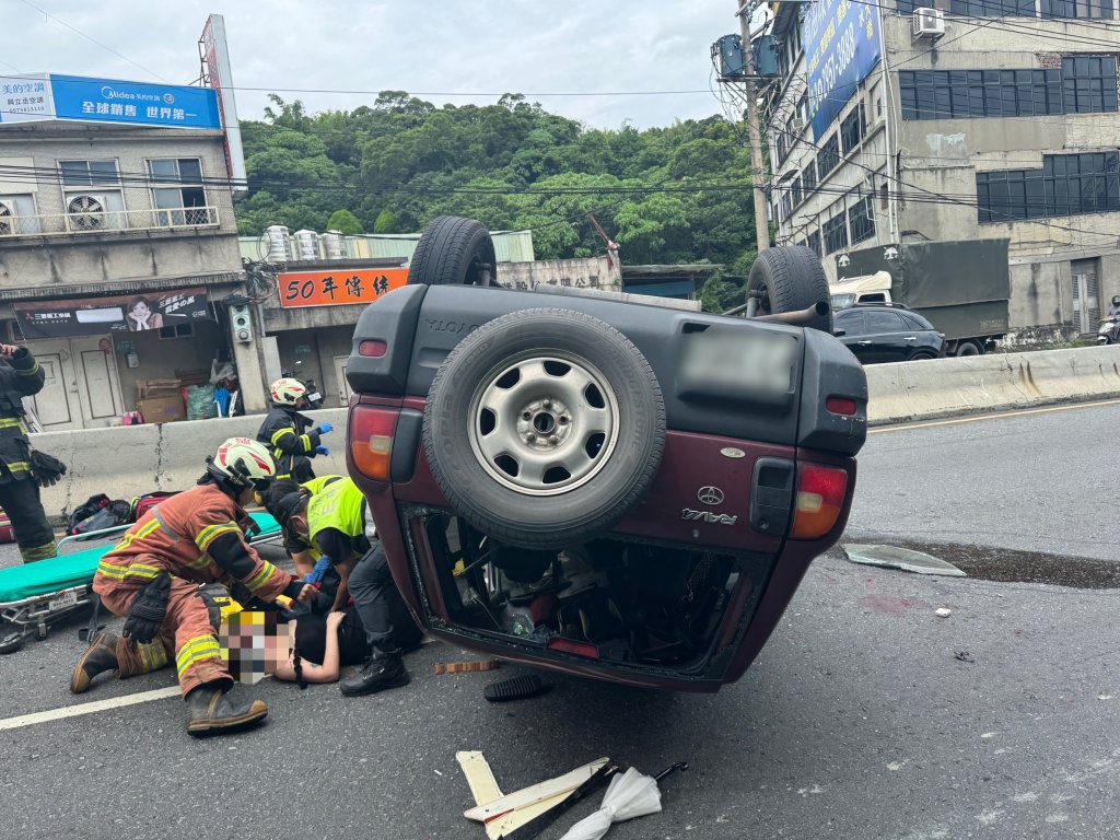 八里吉普車閃砂石車自撞四輪朝天！　駕駛乘客均受傷路面濺血