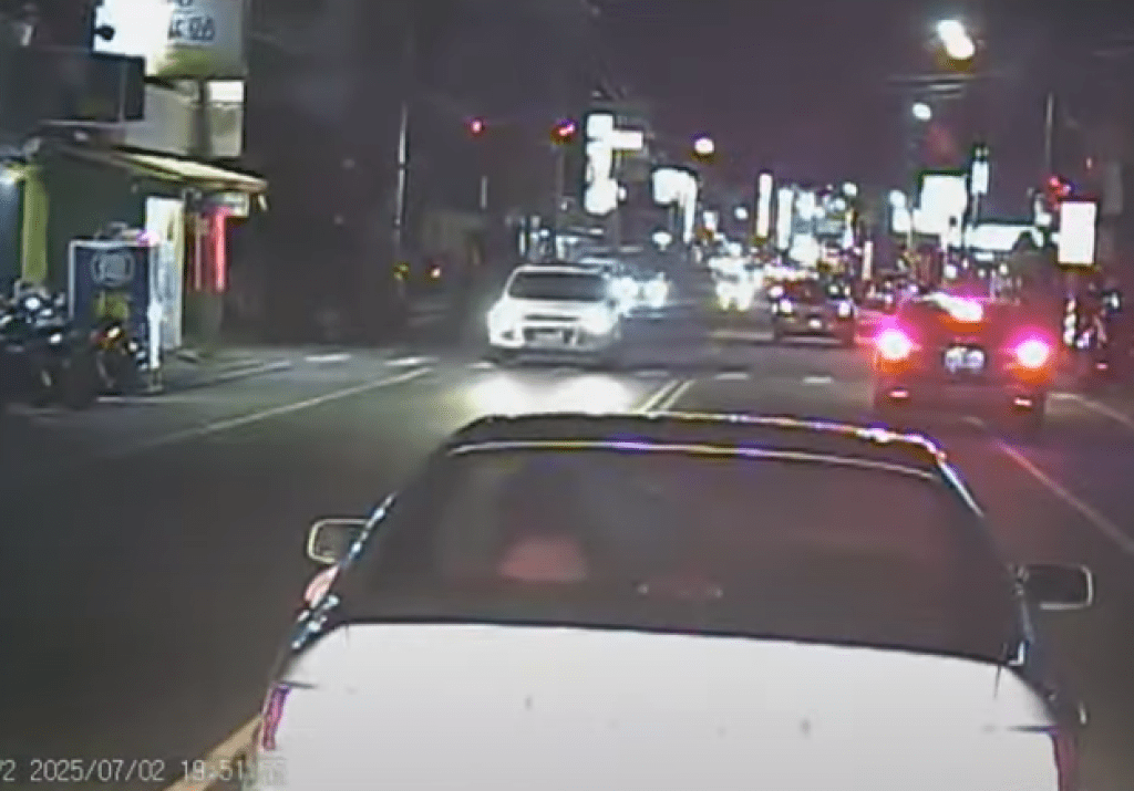 斗六自小客車不讓救護車還闖紅燈！ 　網友怒嗆「白目」、「耳朵長包皮」