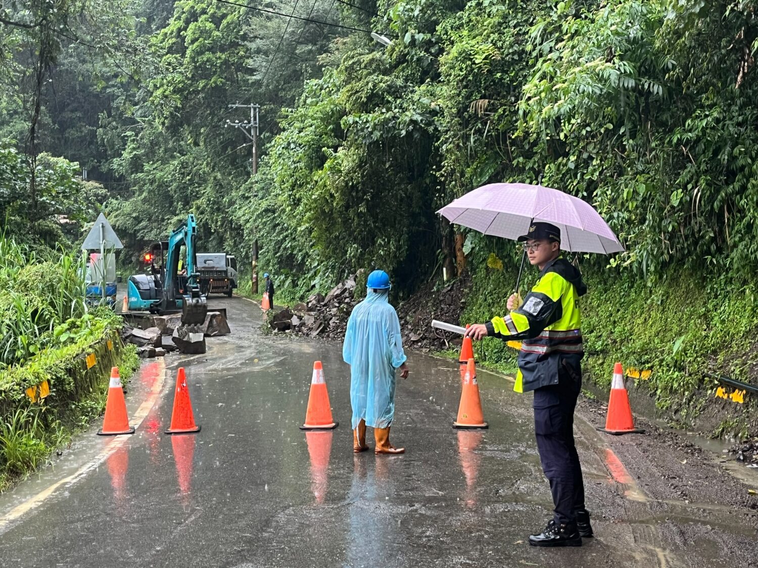 連日山區大雨大雪山林道邊坡土石坍方 東勢警現場警戒通報搶通道路 連日山區大雨大雪山林道邊坡土石坍方 東勢警現場警戒通報搶通道路