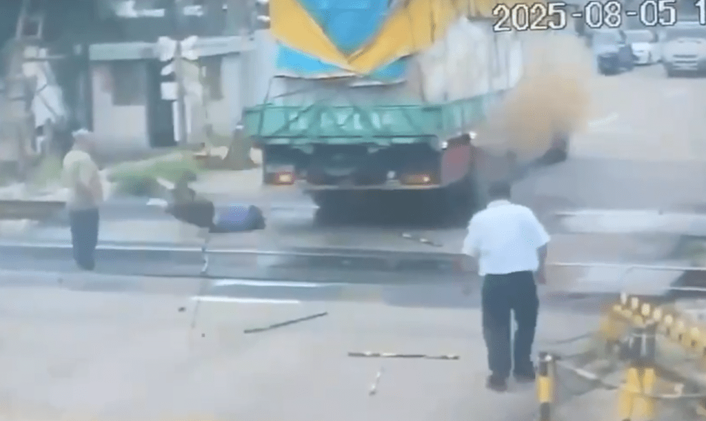 驚悚畫面曝光！貨車經過平交道物超商卡住電纜線　司機爬車頂處理觸電墜地