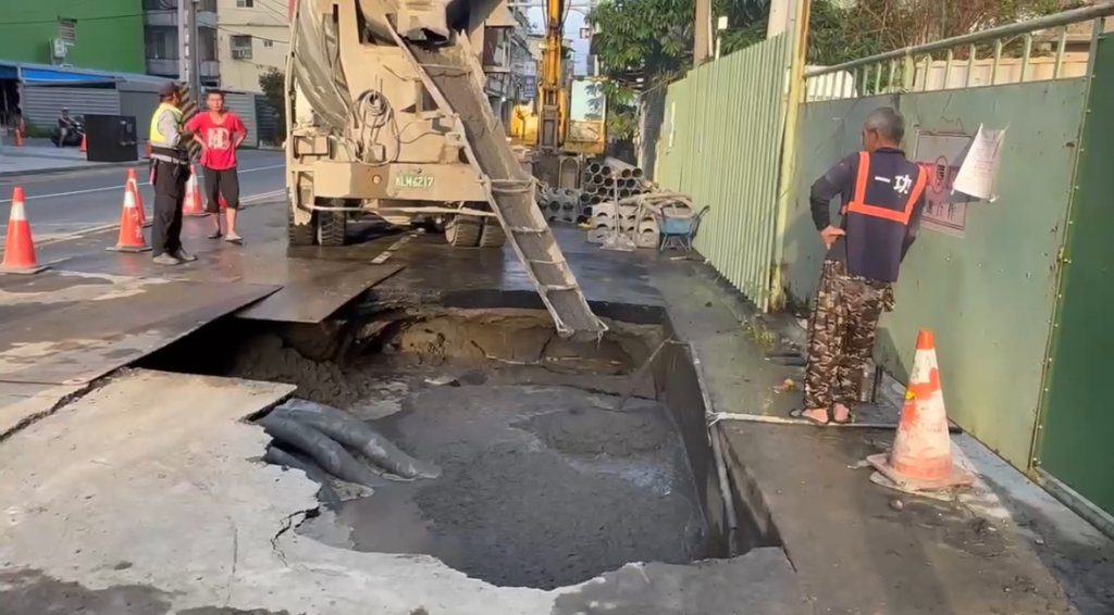 更新/大寮勝利街驚見「吞車」級天坑? 台電:工程開挖範圍大 非大坑