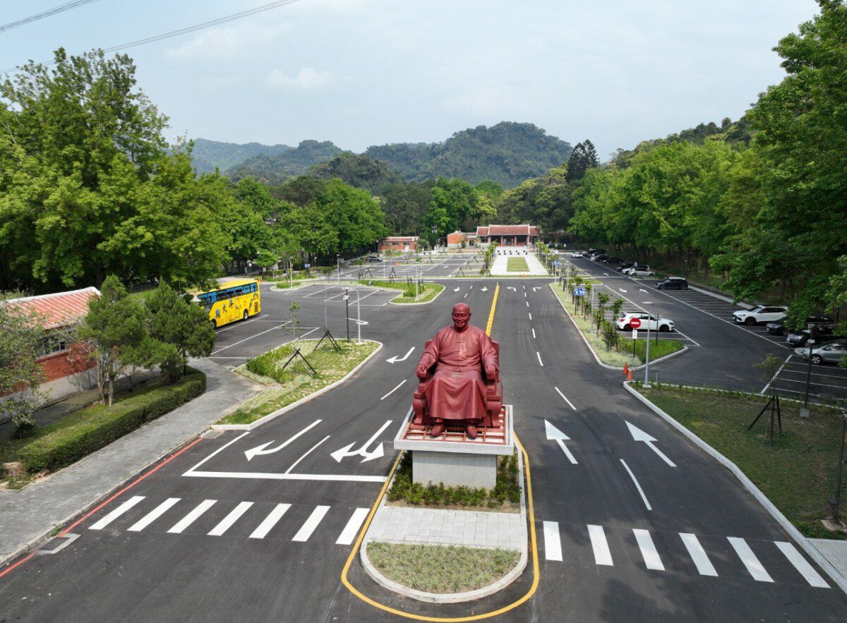 慈湖已於112年10月完工並開放並無網路謠傳園區拆除之情形