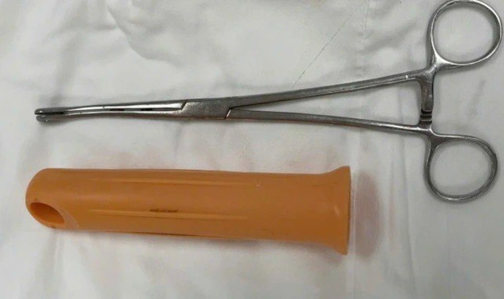 把拖把柄當情趣用品！23歲男塞肛門滑入直腸　無法取出衝醫院求助