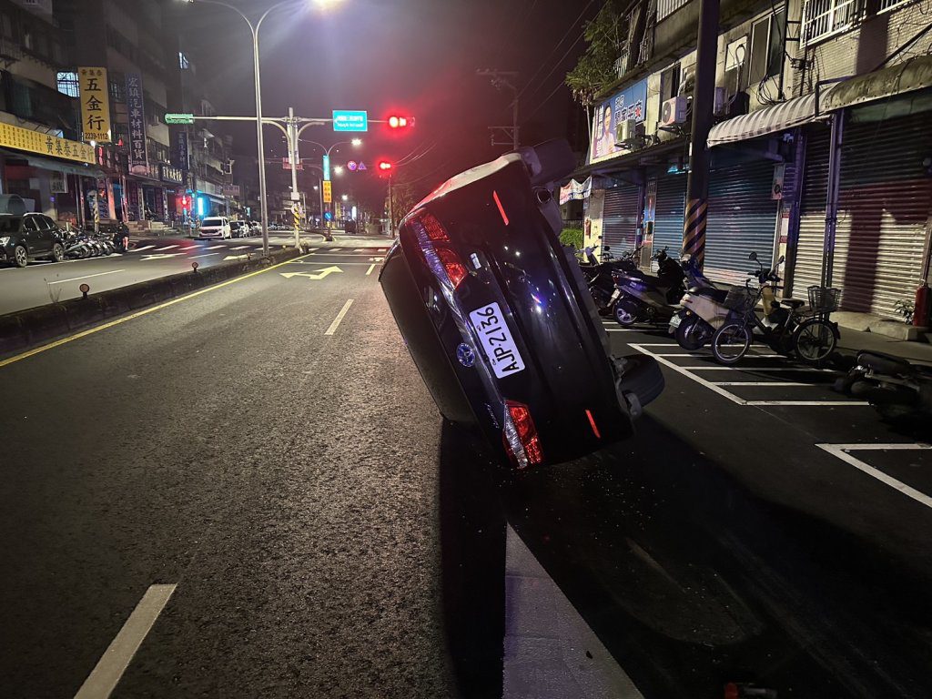 你累了嗎？北市男疑疲勞駕駛　失控撞路邊汽機車當街「立筊」