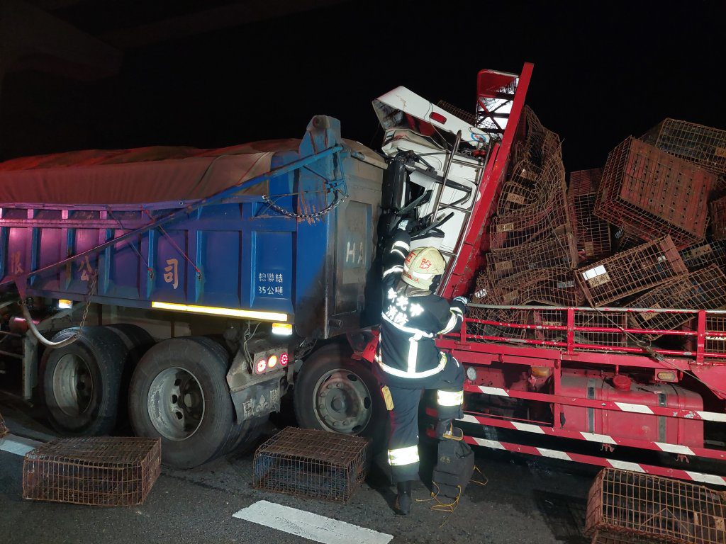 國道林口段重大車禍！大貨車追尾砂石車釀5車連環撞1死1傷