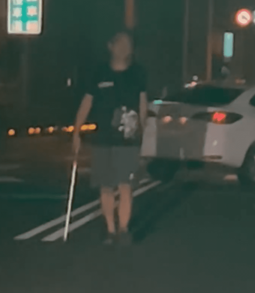 恐佈！ 　台中黑衣男逼車還持長刀揮舞嗆聲