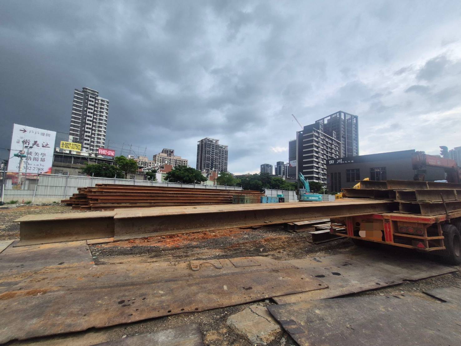 桃園曳引車轉彎掃倒機車騎士 鋼構超出車尾釀擦撞遭罰