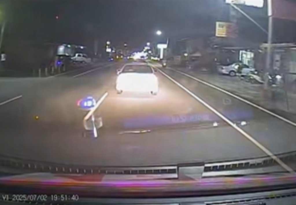 雲林轎車惡意擋救護車！一手伸窗外還闖紅燈　延誤命危患者急救時間恐吊照