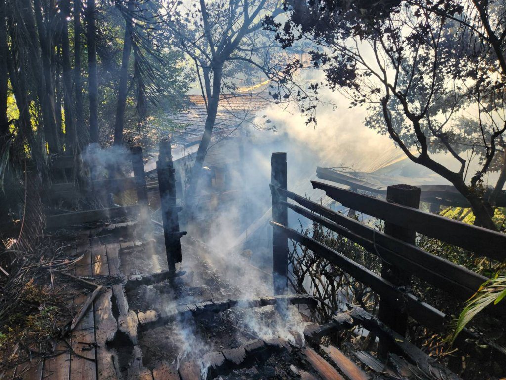 泰安溫泉區錦水大飯店火警！ 　大眾池遮雨棚及露天涼亭起火波及建築物屋簷
