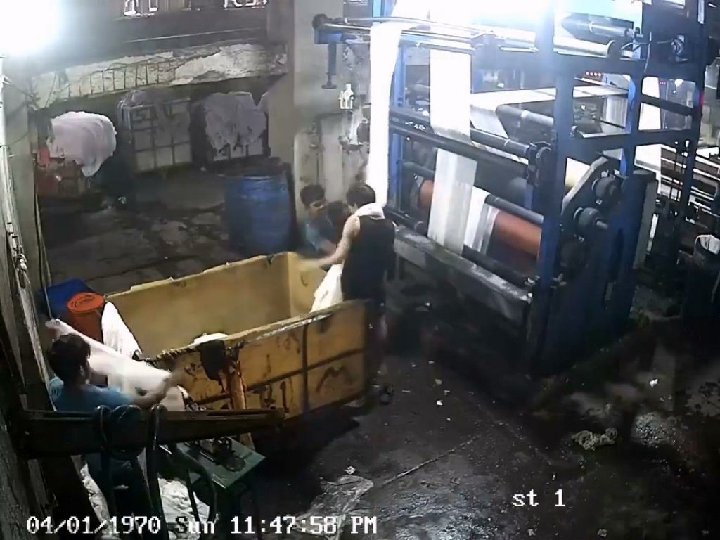 影／工安意外！印度工人布料纏脖子　下秒被吊起解不開遭勒死