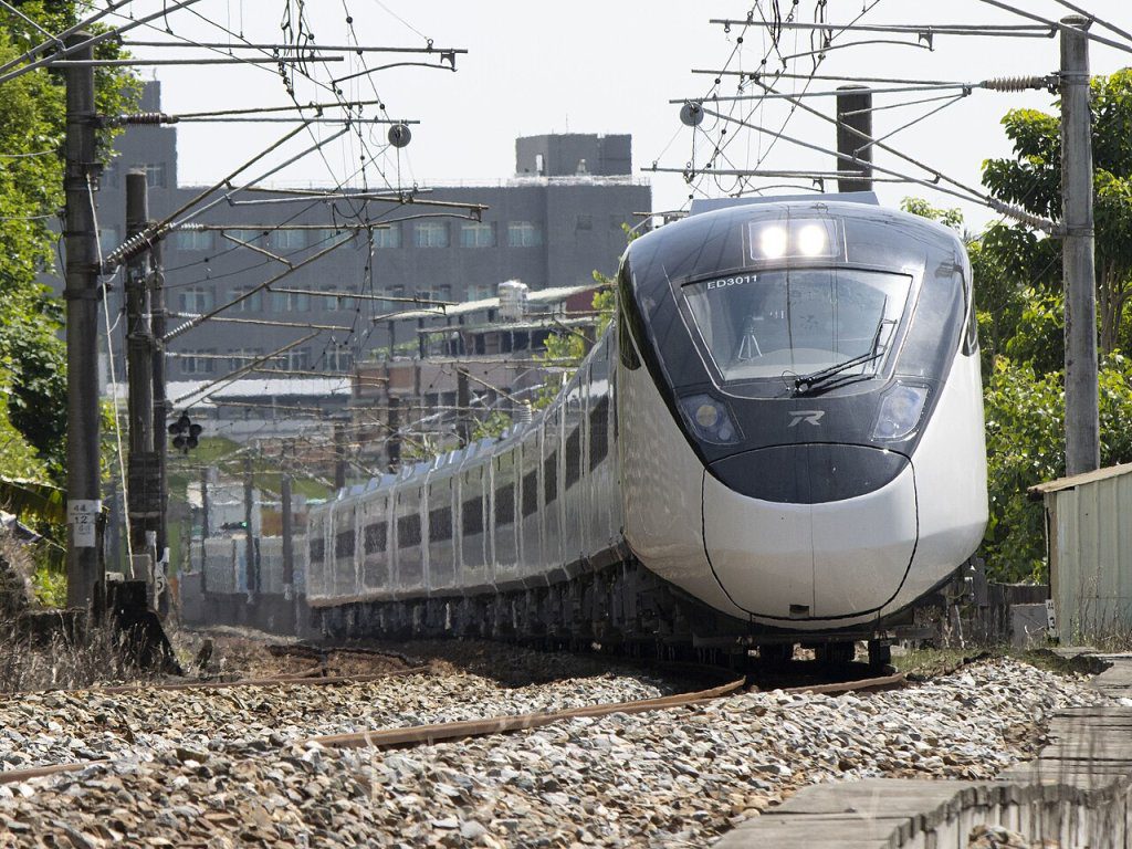 又傳鐵路事故！ 　台鐵自強號列車與堆高機擦撞