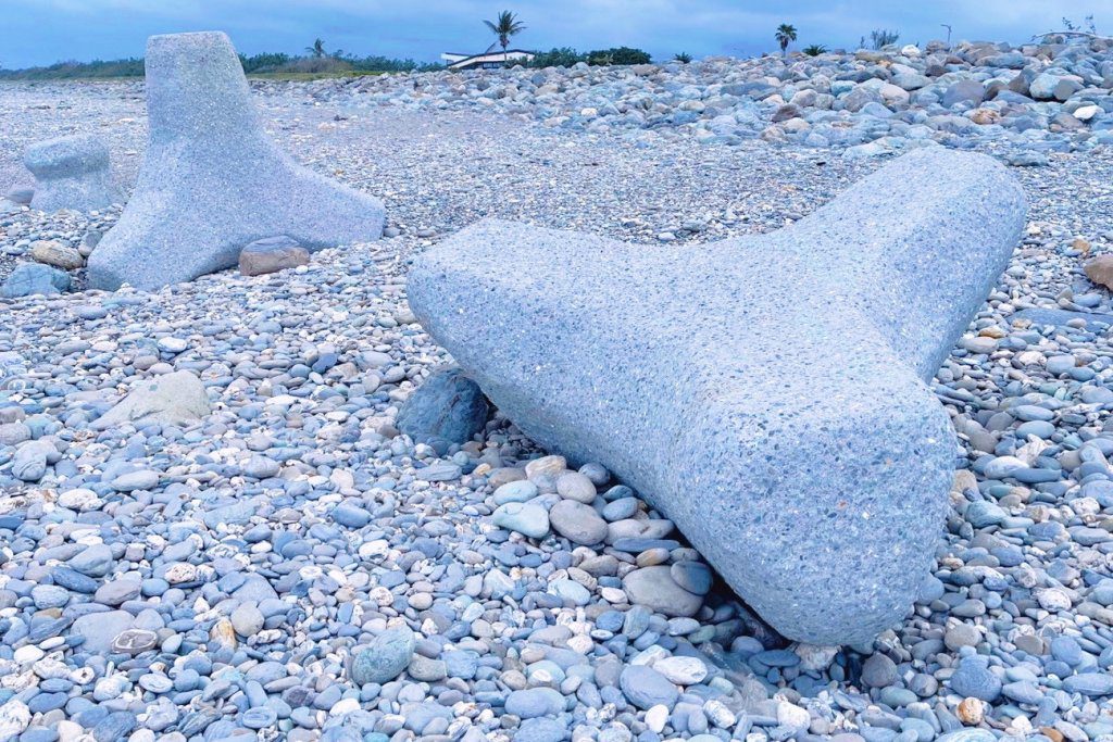 「超好躺消波塊」被埋沒！台東人氣打卡點消失　水利署：自然回淤不清理