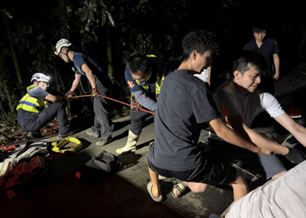 國姓鄉男子墜崖50米！　消防隊員繩索攀降救起送醫
