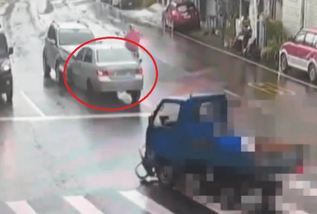 闖紅燈釀禍! 苗栗造橋鄉自小客車追撞4車波及民宅致3人受傷 闖紅燈釀禍! 苗栗造橋鄉自小客車追撞4車波及民宅致3人受傷