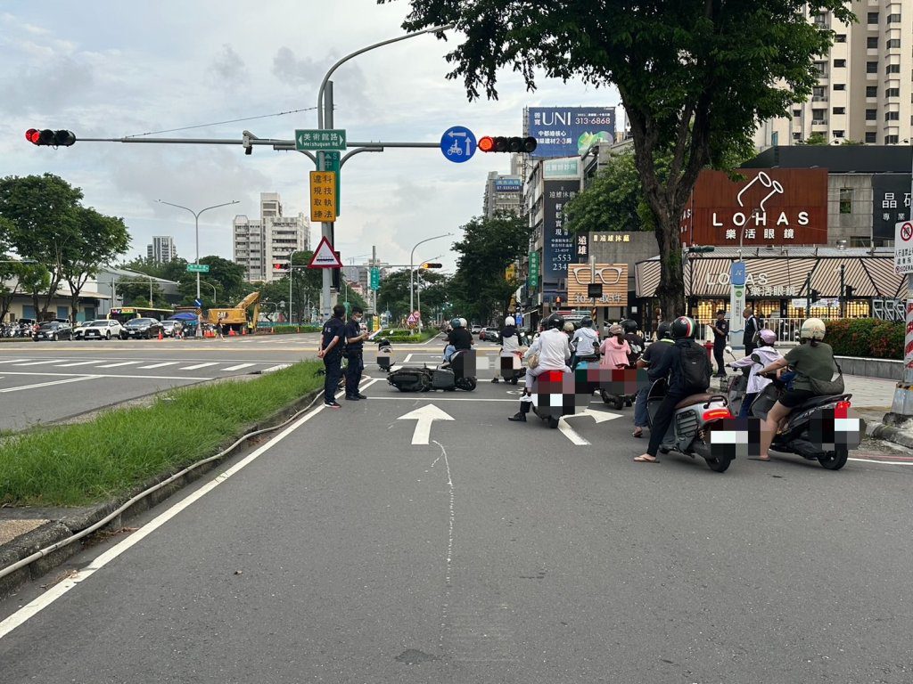 影/機車右轉沒注意 遭直行車擊落摔車 驚險慘撞畫面曝 影/機車右轉沒注意 遭直行車擊落摔車 驚險慘撞畫面曝