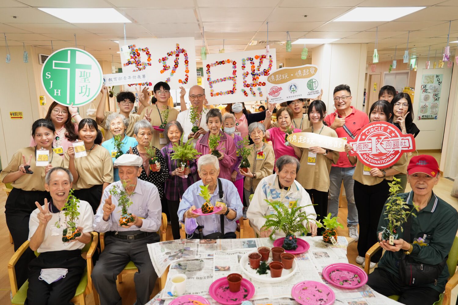 樹科大師生伴爺奶做水苔球 聖功日照中心變身植物園 樹科大師生伴爺奶做水苔球 聖功日照中心變身植物園