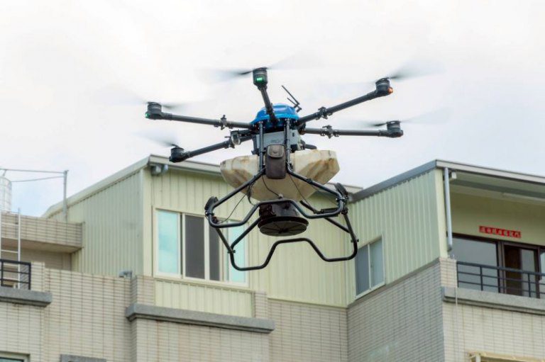 科技不能放在廠房 鄭朝方在大新竹區首用無人機　陸空並進防治紅火蟻　