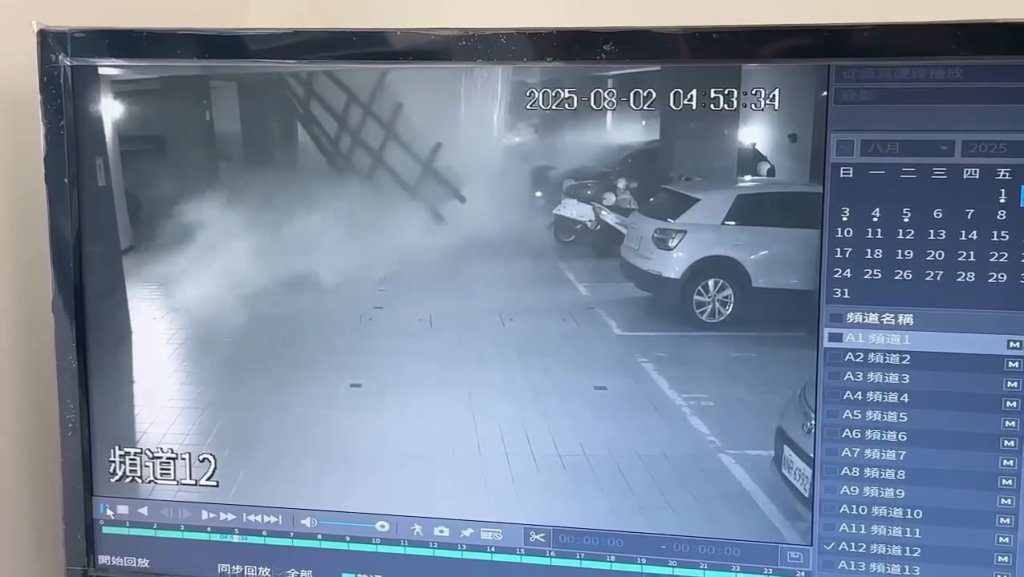 影／檔不住暴雨！華夏玻璃採光罩斷裂墜落停車場　中庭地上全是碎片