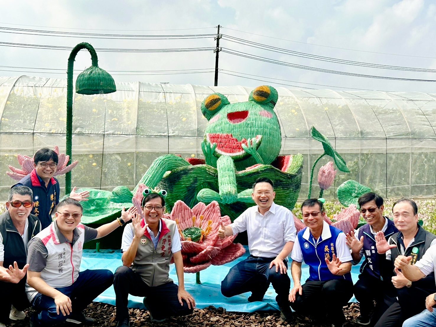 桃園蓮花季裝置藝術遭攀爬拍照 農業局籲民眾注意安全勿違規 桃園蓮花季裝置藝術遭攀爬拍照 農業局籲民眾注意安全勿違規