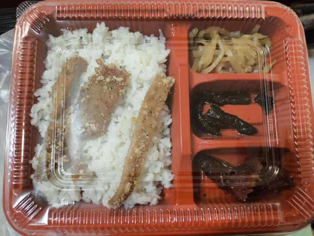 桃園八德69元便當長這樣！3小條排骨+薄薄一層配菜　網友看到照片傻眼