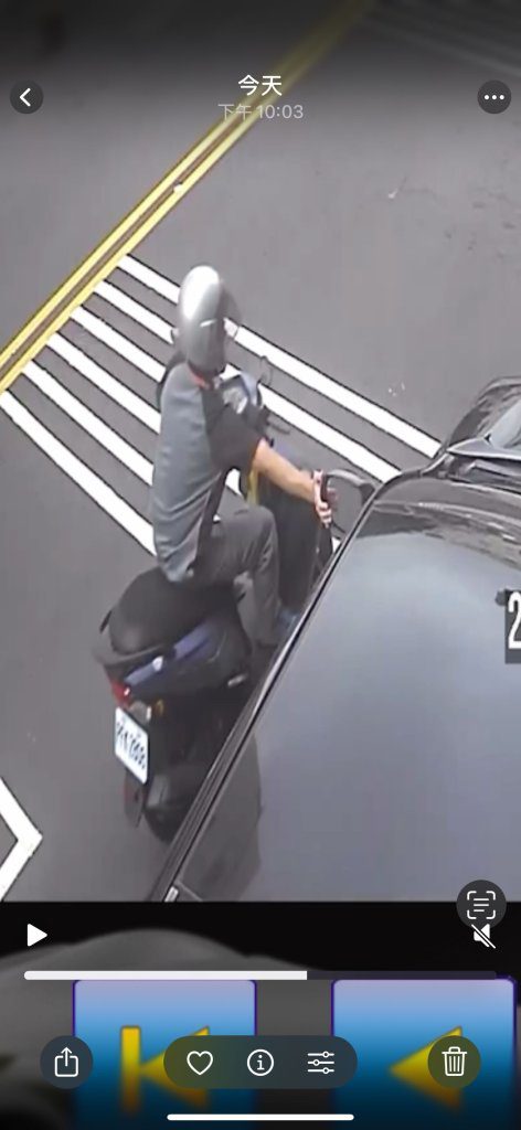 情緒失控？騎士路邊「伸手一扯」砸後照鏡　網友怒吼：快報警！