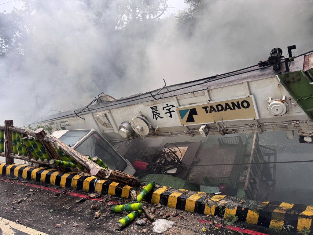 北投溫泉路驚傳吊車翻覆起火！疑駕駛忘拉手煞車滑落邊坡