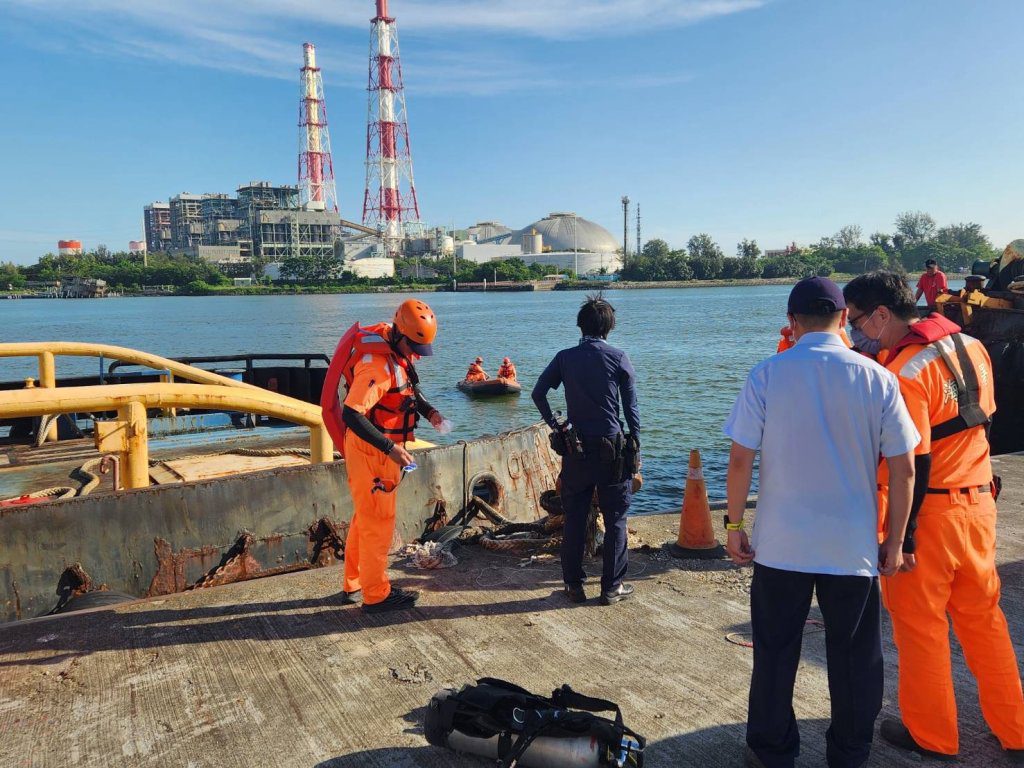 快訊/茄萣區平台船上留有釣具但釣客不見！ 警消積極搜尋中