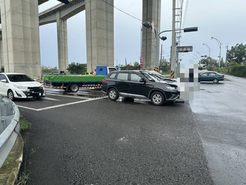 國道4號匝道口車禍！ 　貨車追撞停等紅燈自小客車